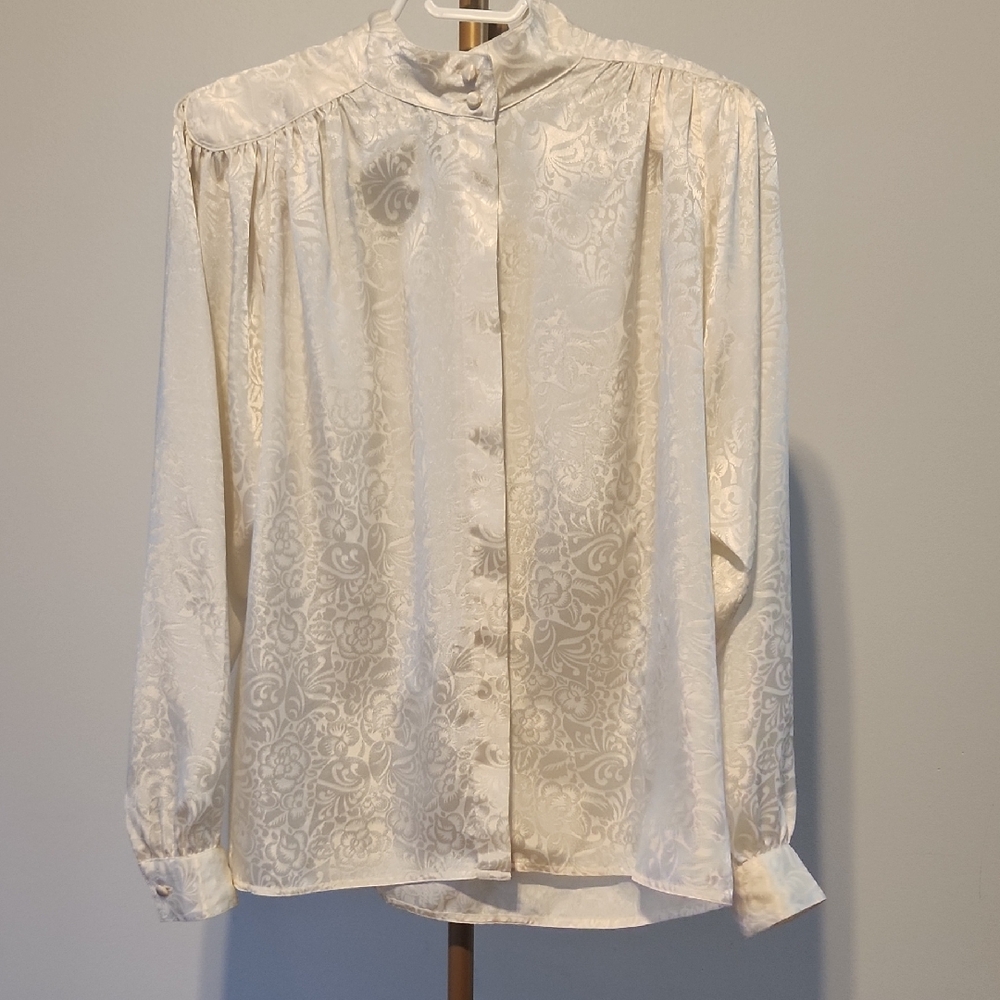 🎉10 Items For 10 Dollars🎉Elegant Cream Blouse